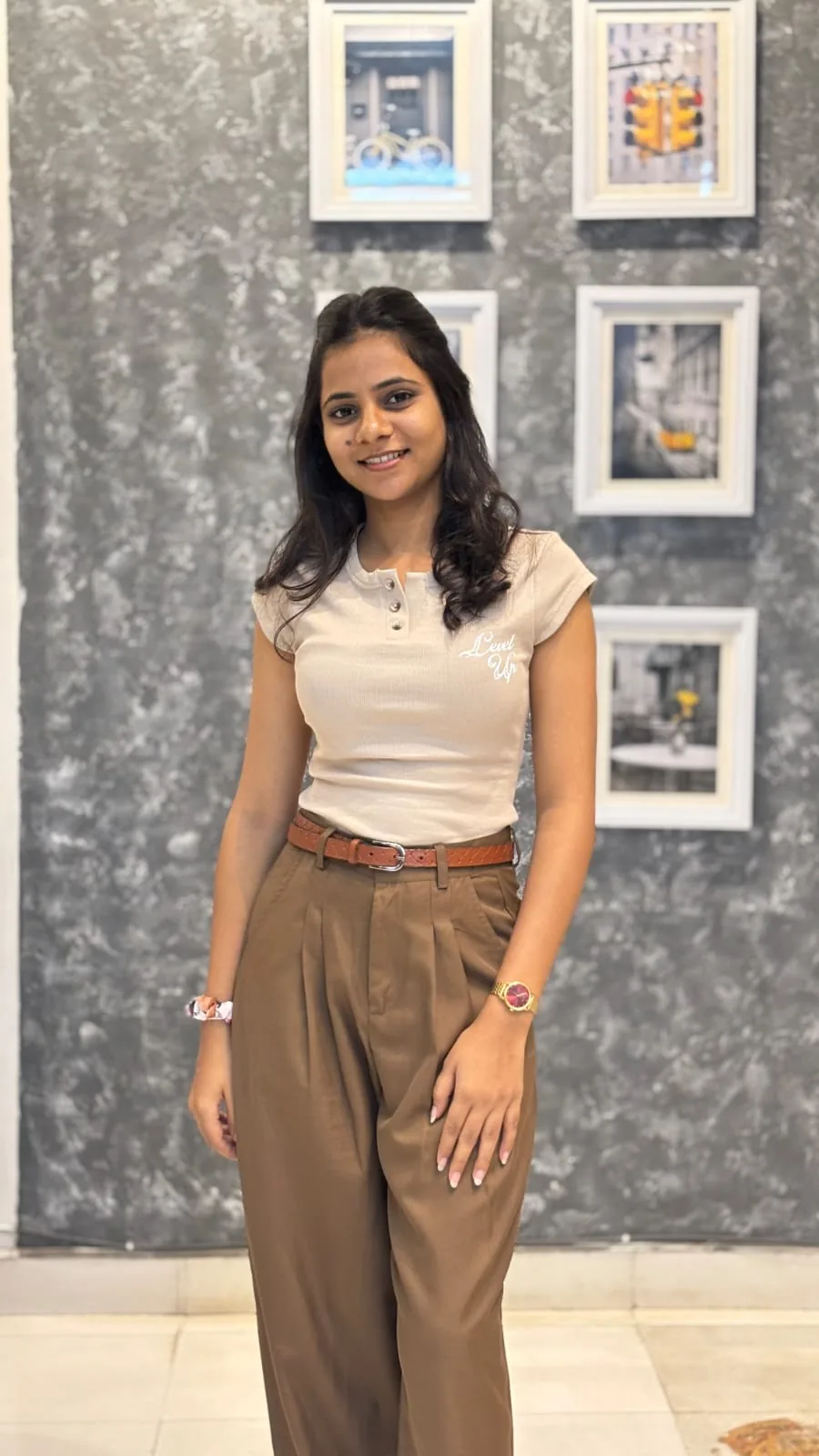 Portrait of Megha Choudhary, digital marketing freelancer, smiling in front of a gallery wall